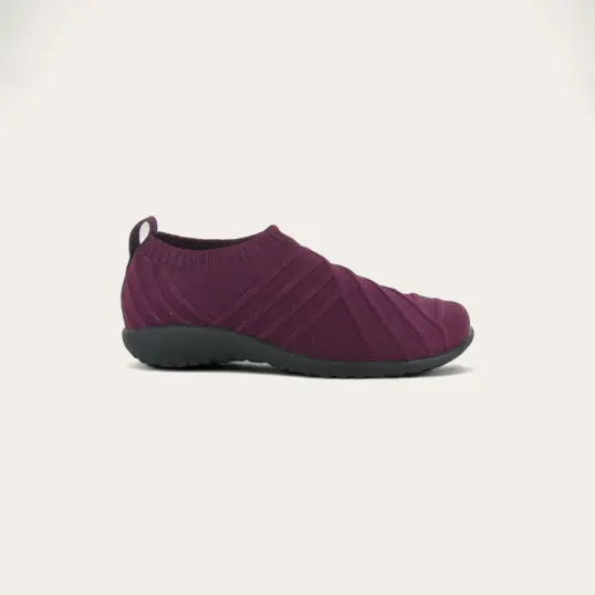 Cover image of RASPBERRY KNIT Naot Okahu Women's